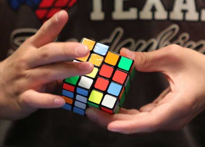 Соревнование по сборке кубикa Рубика